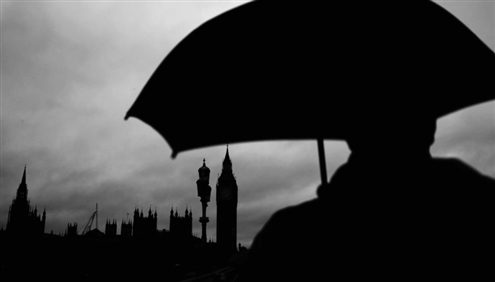 1月27日,一名男子撑伞走在英国伦敦大本钟附近。本版图片均由新华社发